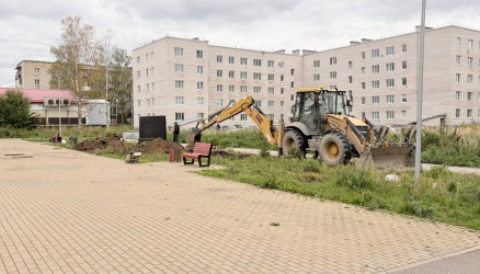 Подрядная организация приступила к благоустройству территории у малой архитектурной формы «Посвящение советским и российским защитникам Отечества»
